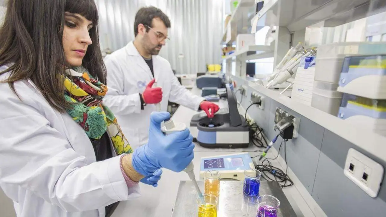 O persoal investigador tarda at&eacute; dez anos en lograr un contrato laboral indefinido. (Foto: UVigo).