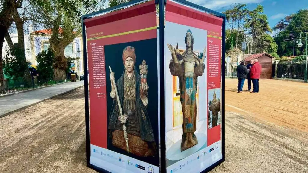 Vista da exposici&oacute;n instalada no Paseo da Calzada de Cambados.