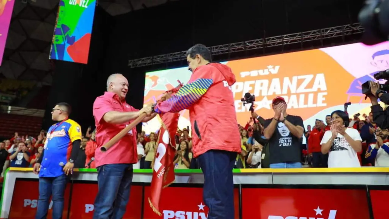 Maduro recebeu o estandarte e foi proclamado candidato do PSUV &agrave;s elei&ccedil;&otilde;es venezuelanas de 28 de julho pelas assembleias de base. (Foto: PSUV).