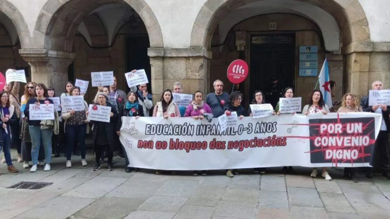 Traballadoras e traballadoras de escolas infant&iacute;s privadas, esta quinta feira. (Foto: N&oacute;s Diario)