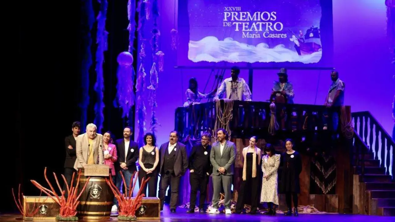 Artur Trillo, con todo o equipo de 'Unha inimiga do pobo', recibindo o premio ao Mellor Espect&aacute;culo. (Foto: Laila Pol)