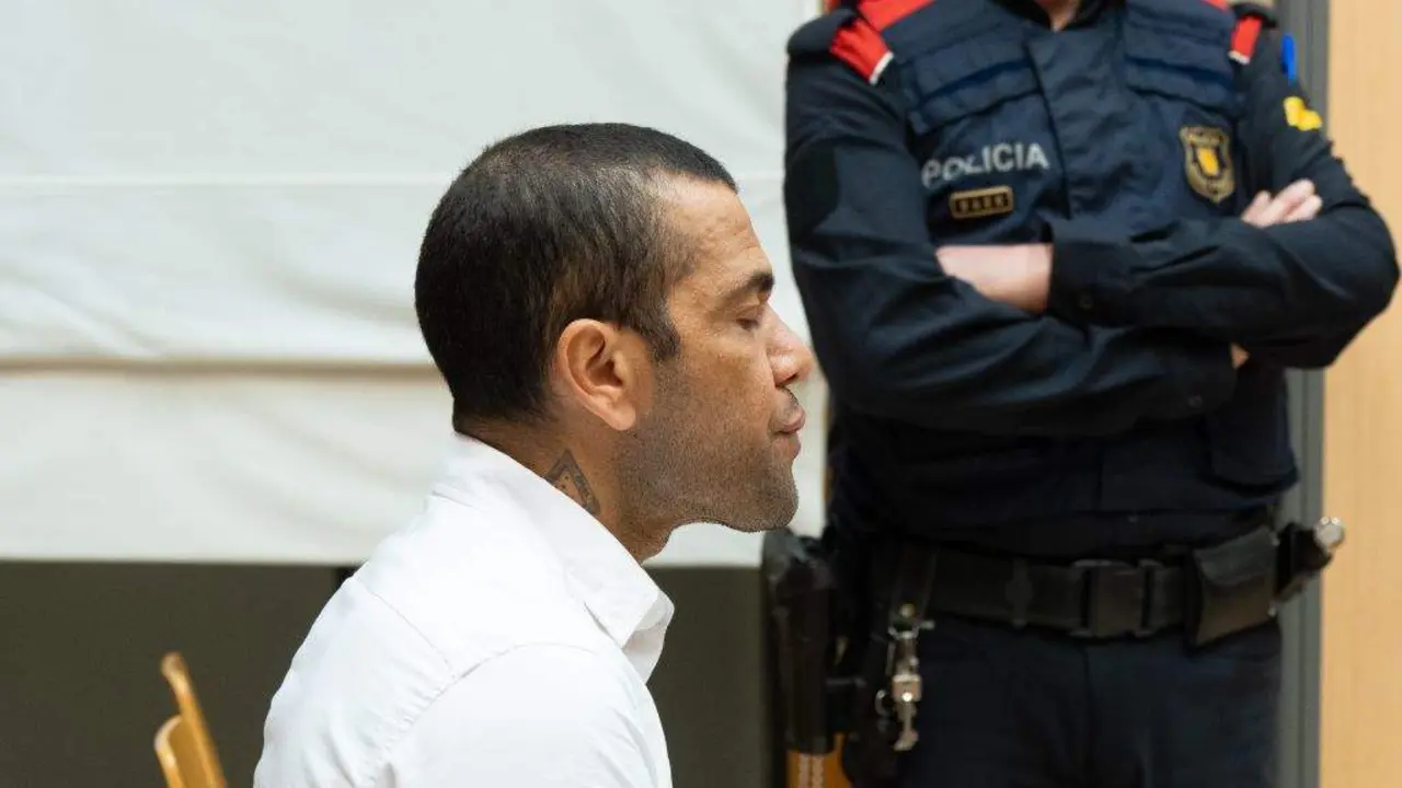 Dani Alves, durante o xu&iacute;zo. (Foto: D.Zorrakino. POOL / Europa Press)