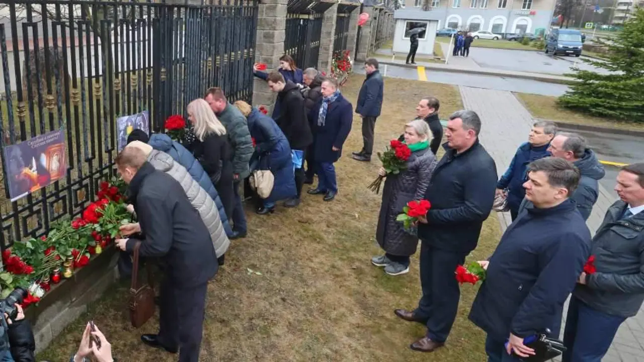 Ofrenda floral &aacute;s v&iacute;timas fronte &aacute; Embaixada de Rusia en Minsk. (Foto: Henadz Zhinkov / Xinhua News)