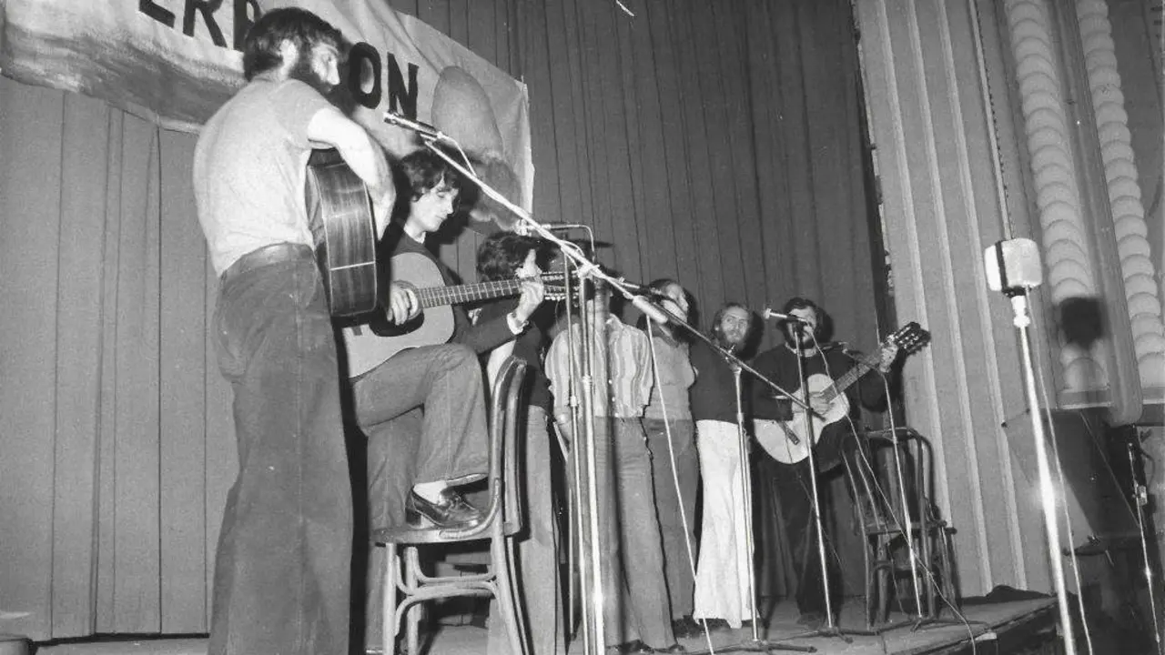 Fuxan os Ventos durante unha actuaci&oacute;n no Gran Teatro de Lugo a mediados dos anos 70. (Foto: Fuxan os Ventos).