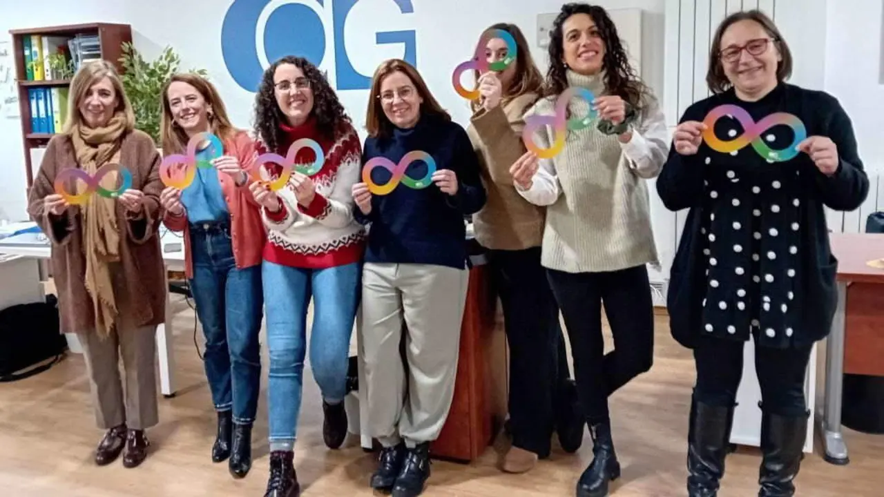 Patricia Blanco Rivero, xerente e directora da Federaci&oacute;n Autismo Galiza, segunda pola esquerda, xunto a persoal da entidade. (Foto: N&oacute;s Diario).