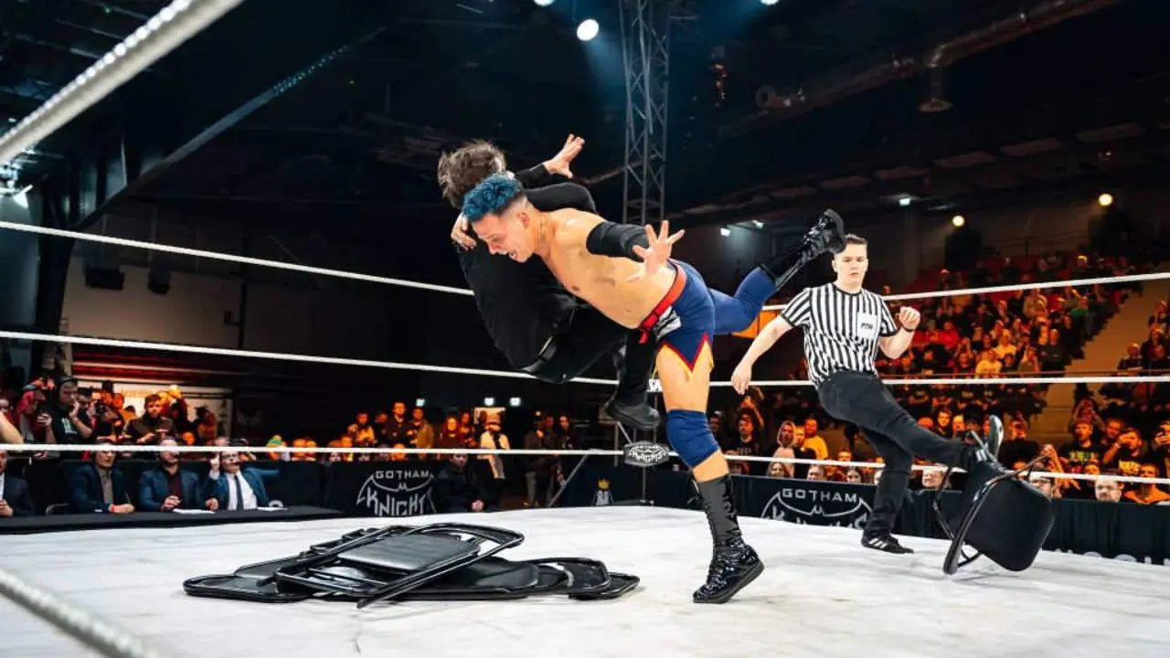 O sarriao, aplicando un 'Rock Bottom' a un contrincante durante un combate. (Foto: N&oacute;s Diario).