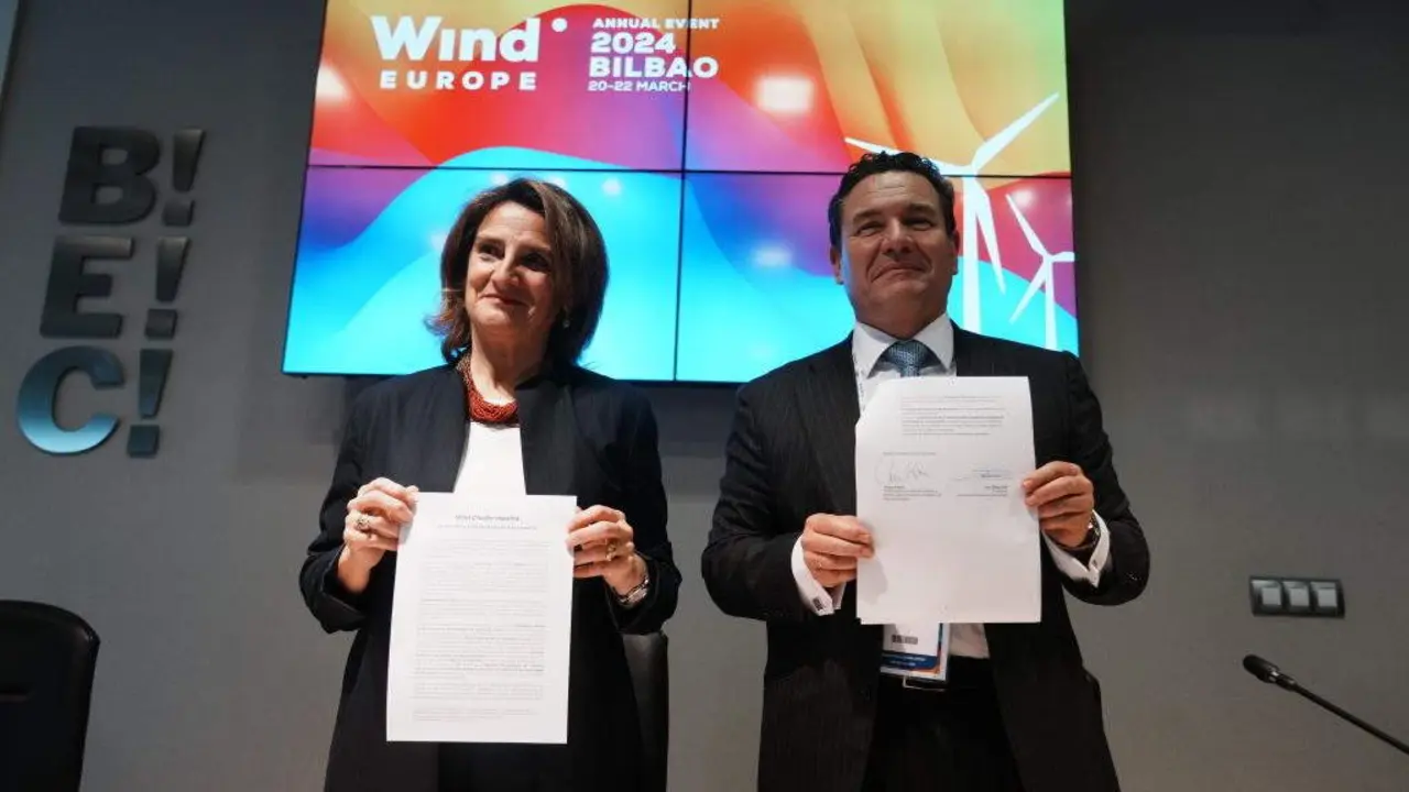 A ministra Teresa Ribera asinou xunto ao presidente da patronal e&oacute;lica, Juan Diego D&iacute;az, a Carta E&oacute;lica espa&ntilde;ola o pasado 20 de marzo. (Foto: H. Bilbo / Europa Press).