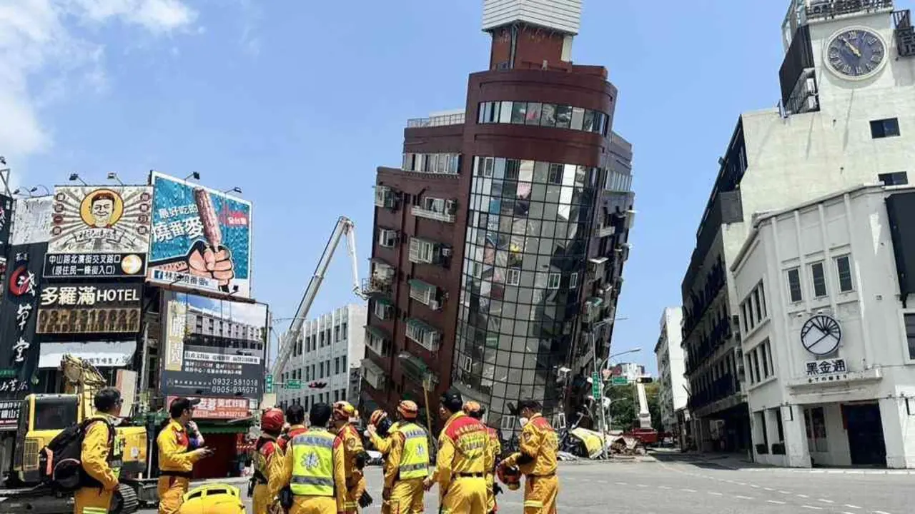 Un dos edificios m&aacute;is danados de Hualien polo terremoto en Taiwan (Foto: China Times / Xinhua News / Contacto Photo v&iacute;a Europa Press).