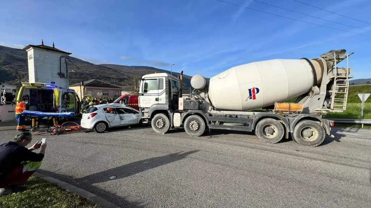 Operativo tras un accidente no Barco de Valdeorras (Foto: Europa Press).