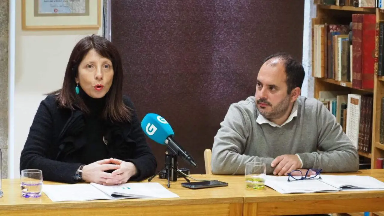 Soledad Agra e Marcos Maceira esta sexta feira durante a presentaci&oacute;n do informe de 2023 da Li&ntilde;a do Galego en Compostela. (Foto: N&oacute;s Diario).