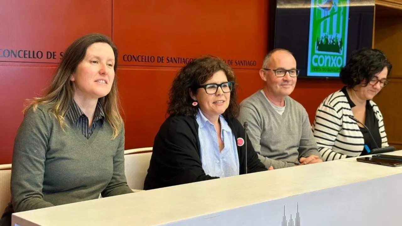 Os concelleiros de Festas, Pilar Lueiro, e de Centros Socioculturais, Xan Duro, acompa&ntilde;ados de Luc&iacute;a Castro, t&eacute;cnica do Departamento de Comercio, e Cecilia Carballido, coordinadora do evento