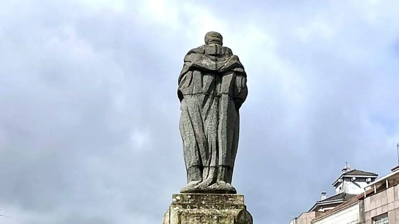 Monumento a Ram&oacute;n Mar&iacute;a Aller en Lal&iacute;n, unha das &uacute;ltimas obras que executa Asorey (1959). [Foto: Alberte de Maceda e Carmela Galego]
