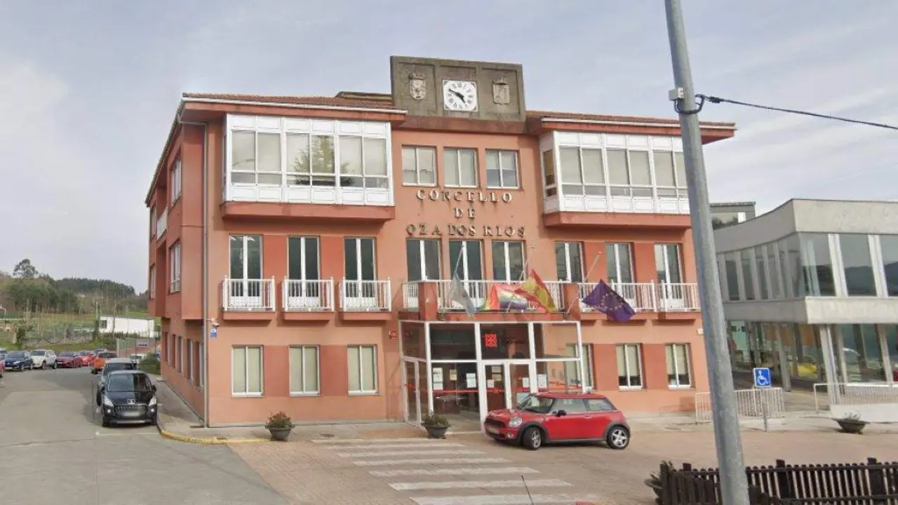 Casa do Concello de Oza-Cesuras. (Foto: Google)