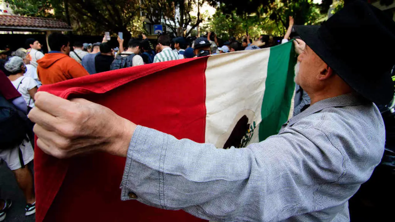 Protesta o s&aacute;bado ante a embaixada de M&eacute;xico en Quito (o Ecuador) para rexeitar o asalto &aacute; sede diplom&aacute;tica. (Foto: Jorge Nunez / Europa Press / Contacto)