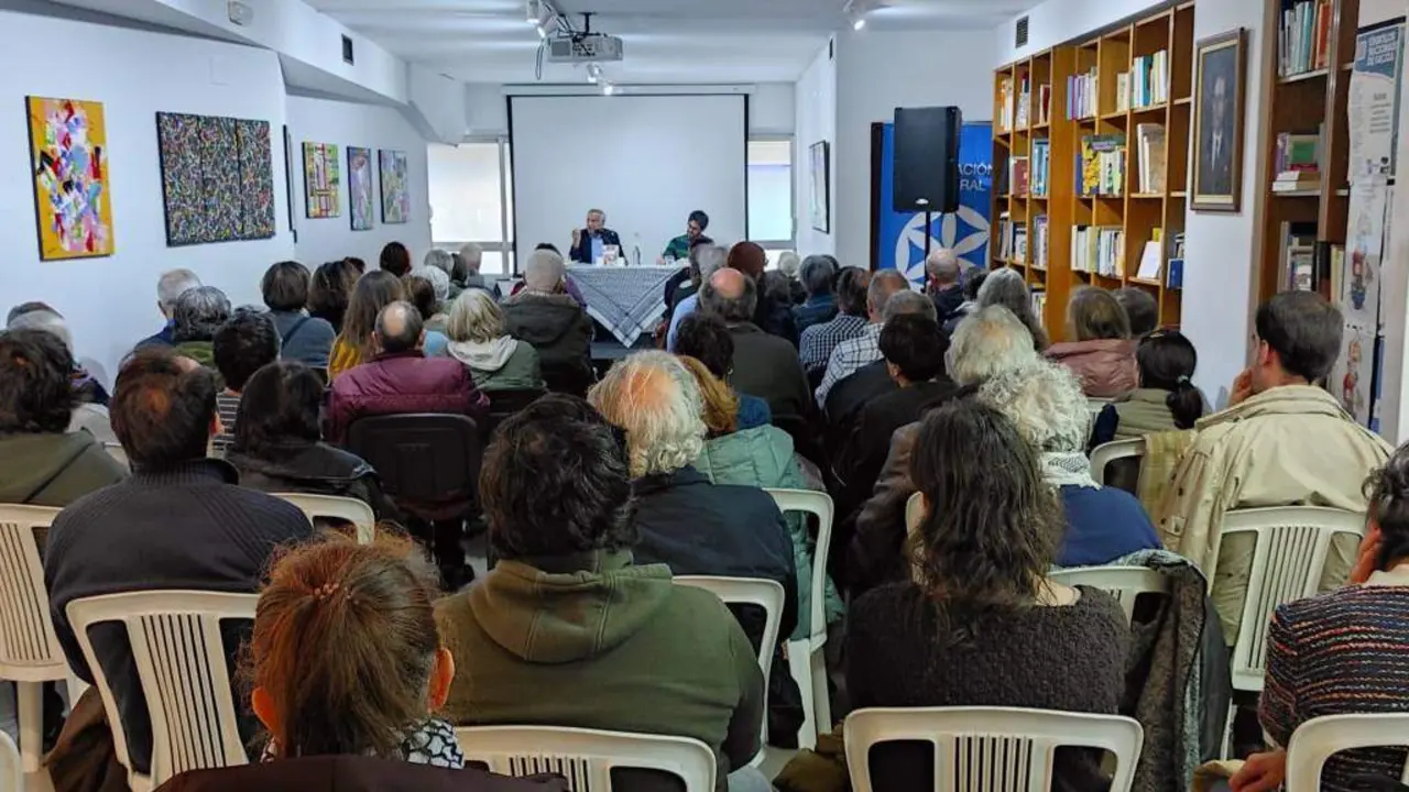 Palestra impartida por Mohamed Safa, esta segunda feira, na Coru&ntilde;a. (Foto: AC Alexandre B&oacute;veda)