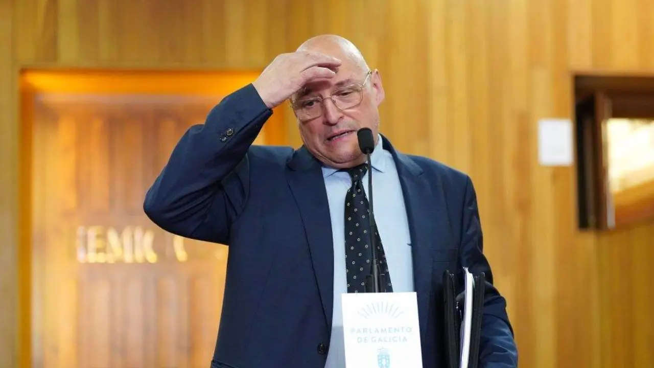O deputado de DO, Armando Oxea, esta terza feira atendendo aos medios de comunicaci&oacute;n nos corredores do Parlamento. (Foto: &Aacute;lvaro Ballesteros / Europa Press)