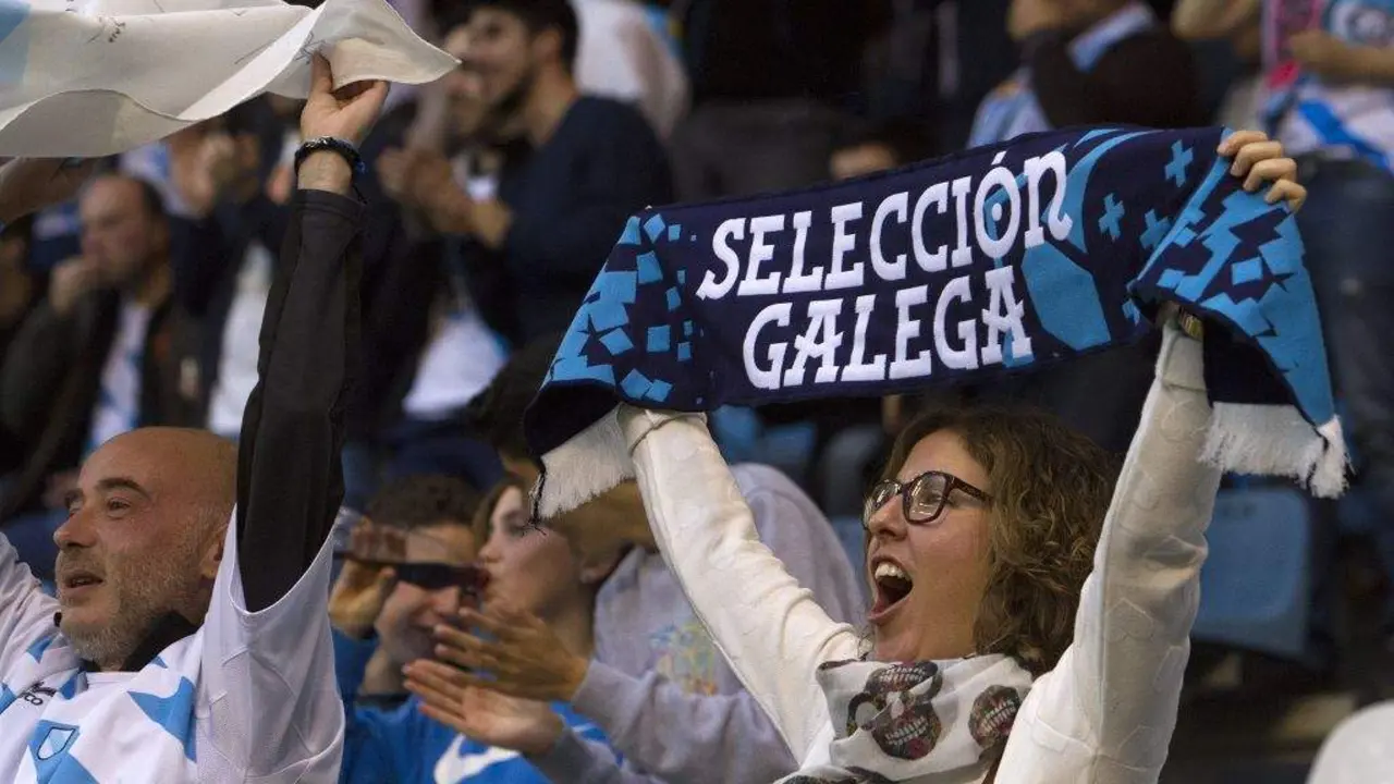 Seareiros e seareiras nun partido anterior da Irmandi&ntilde;a. (Foto: RFGF)