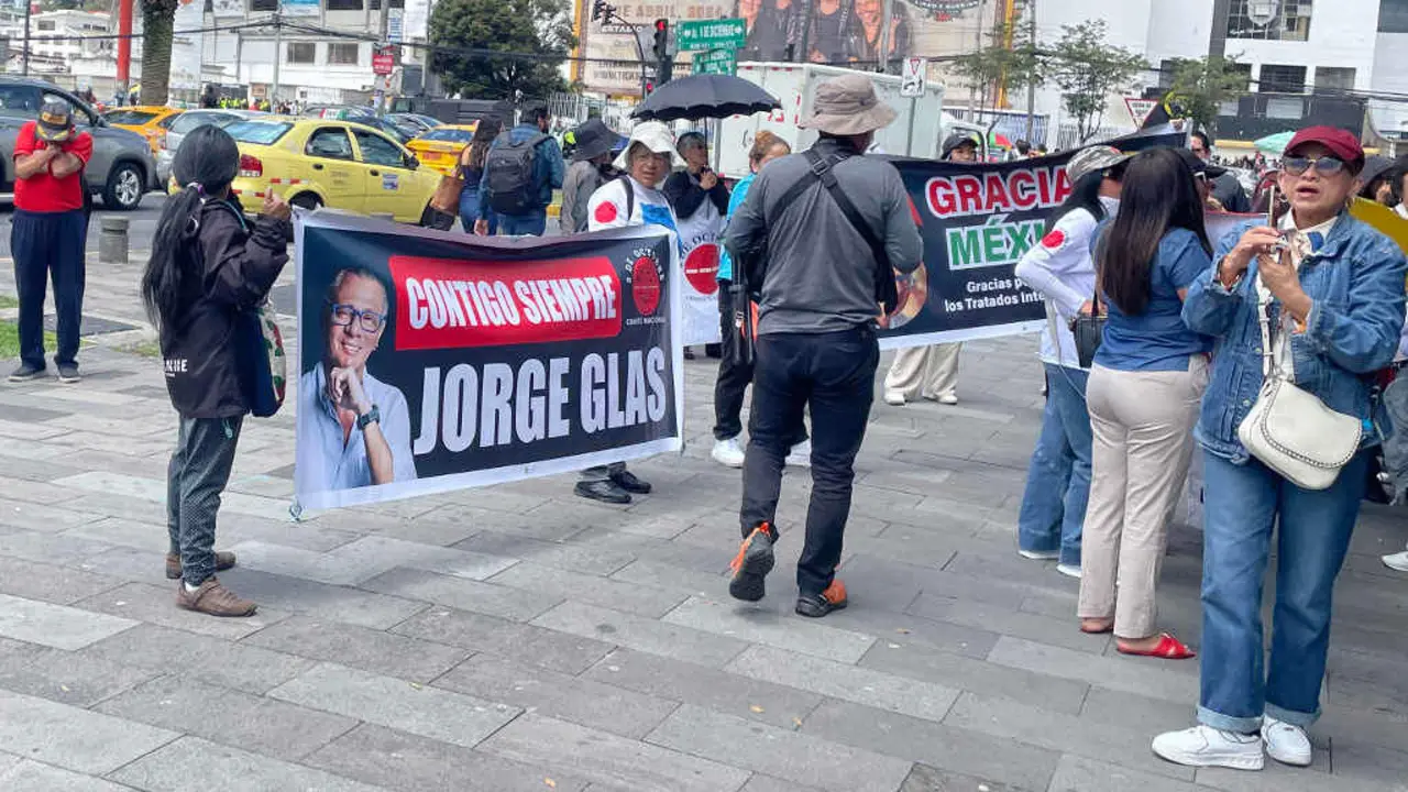 Protesta o s&aacute;bado en Quito contra o asalto &aacute; embaixada mexicana. (Foto: Liao Siwei / Europa Press / Contacto)