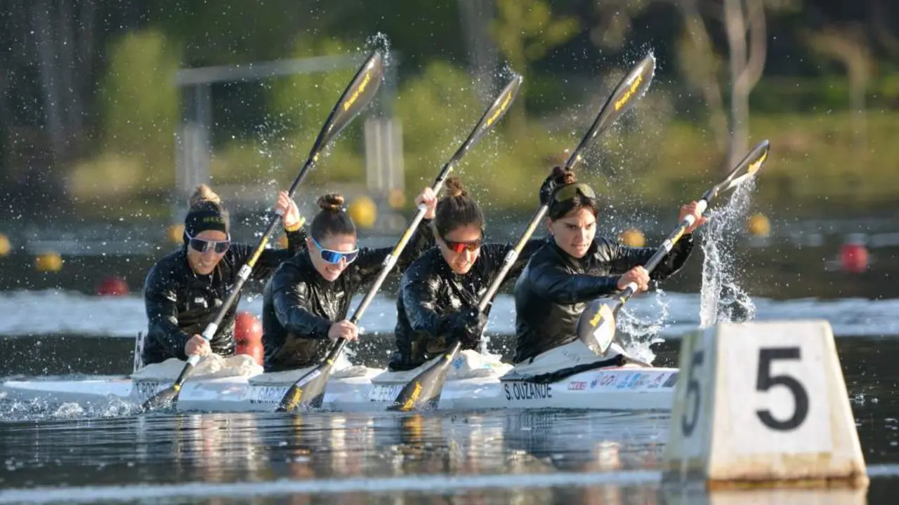 Teresa Portela (&uacute;ltima) no K-4 500 m, canda Sara Ouzande, Estefan&iacute;a Fern&aacute;ndez e Carolina Garc&iacute;a durante o selectivo estatal de pirag&uuml;ismo. (Foto: RFEP)