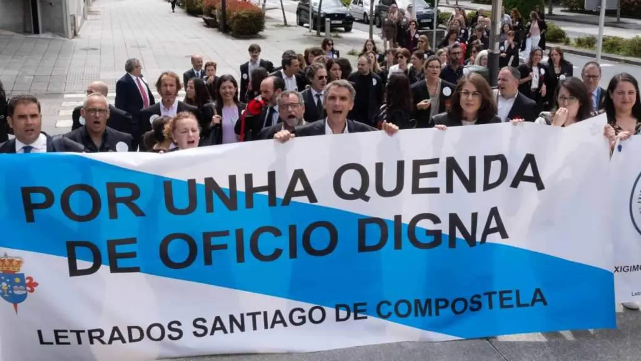 Unha das m&uacute;ltiples protestas das avogadas e avogados de oficio (Foto: C&eacute;sar Arxina / Europa Press).