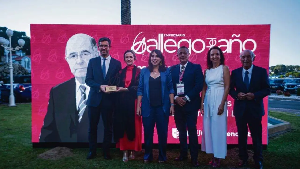 A conselleira Mar&iacute;a Jes&uacute;s Lourenz&aacute; e o presidente de Cesuga, Venancio Salcines (no centro), na gala Empresario do ano de 2023. (Foto: Elena Fern&aacute;ndez / Europa Press)