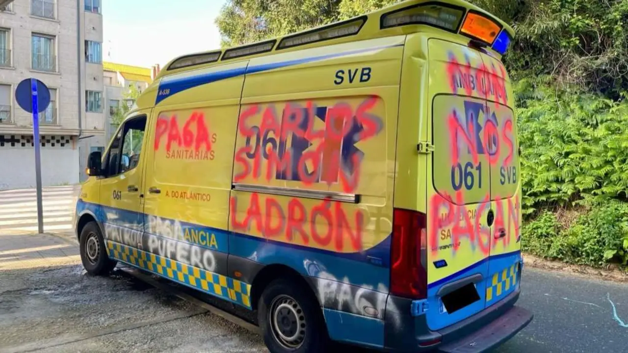 Pintadas nunha ambulancia contra o propietario da compa&ntilde;&iacute;a, Carlos Sim&oacute;n. (Foto: N&oacute;s Diario)