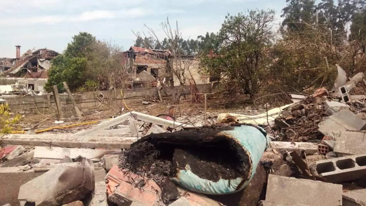 Cascallos tras a explosi&oacute;n do almac&eacute;n pirot&eacute;cnico ilegal en Paramos, Tui (O Baixo Mi&ntilde;o), en maio de 2018. (Foto: Europa Press)