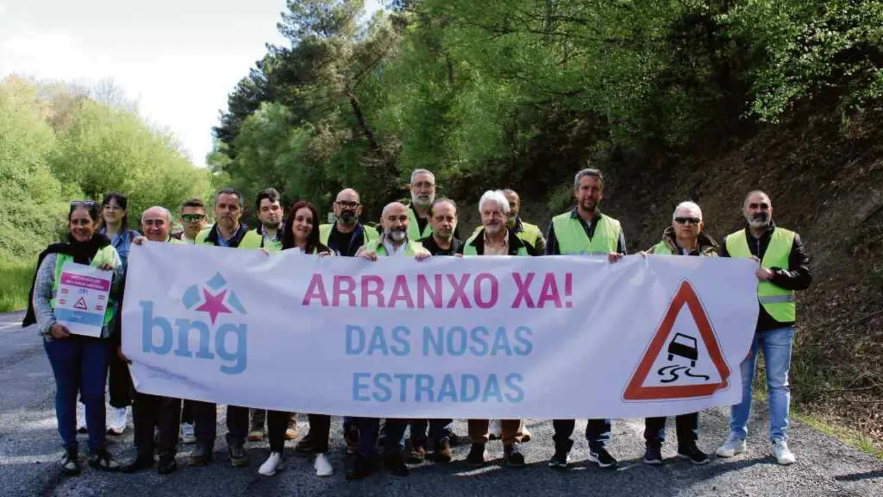 N&eacute;stor Rego, no centro, en Lugo acompa&ntilde;ado de cargos do BNG (Foto: N&oacute;s Diario).