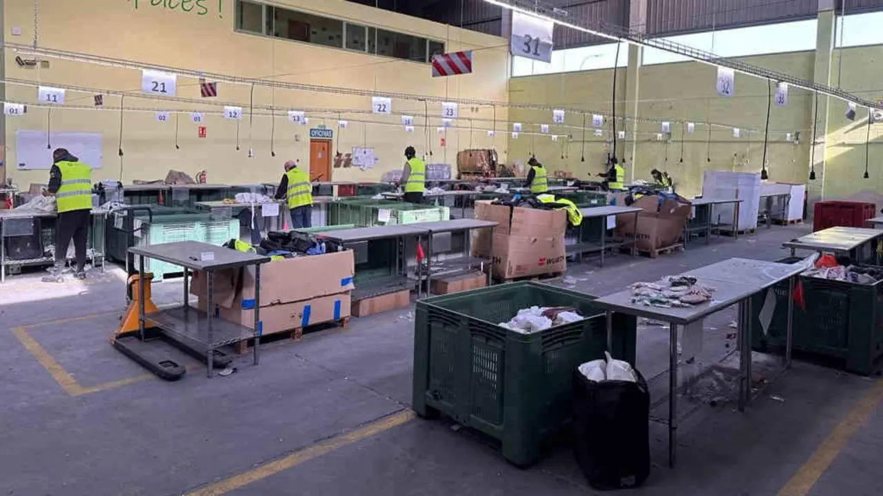Interior da nave da Iniciativa Social Emprendedora de Reciclaxe T&eacute;xtil de Galicia (Insertega) na Coru&ntilde;a (Foto: N&oacute;s Diario).