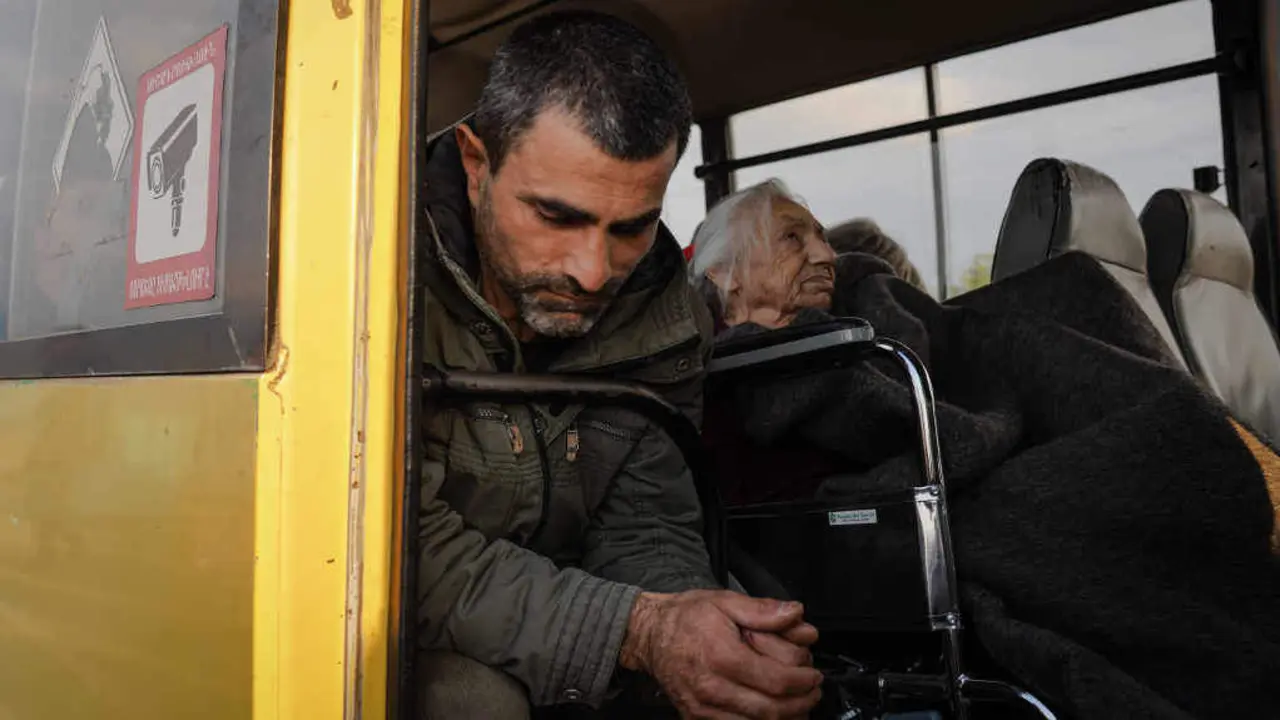 Persoas fuxindo de Artsakh ap&oacute;s o ataque de Acerbaix&aacute;n en setembro de 2023. (Foto: Ashley Chan / Sopa Images Via Zuma / DPA v&iacute;a Europa Press)