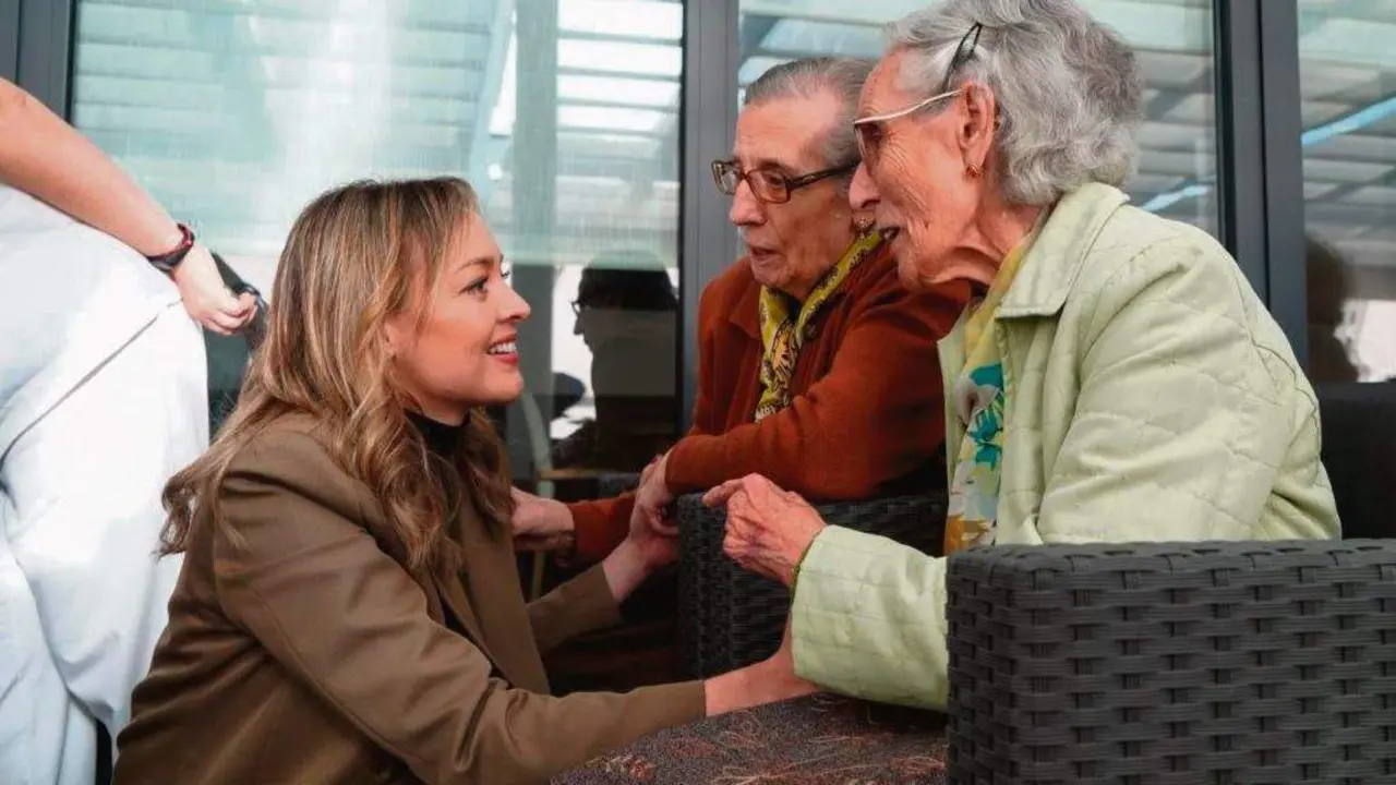 A conselleira de Pol&iacute;tica Social, Fabiola Garc&iacute;a, durante unha visita a unha residencia p&uacute;blica de maiores. (Foto: Xunta da Galiza)