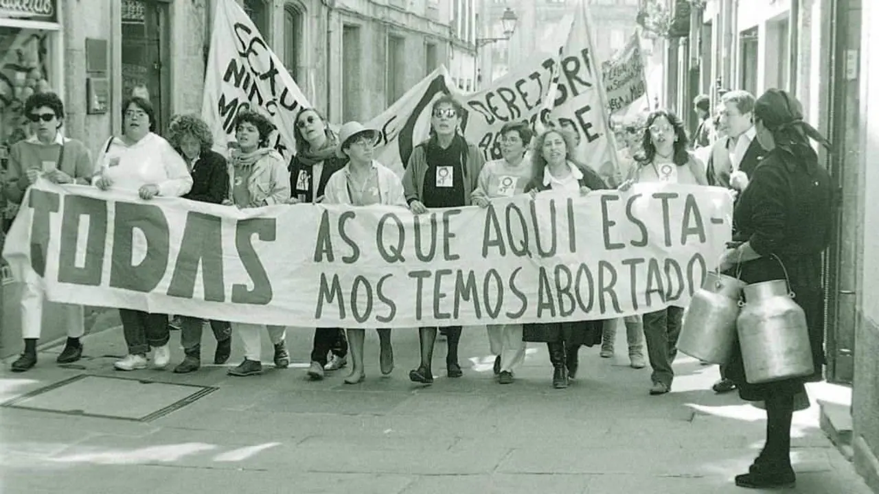 Manifestaci&oacute;n feminista en Compostela no final da d&eacute;cada dos 80. (Foto: M.V. / Fundaci&oacute;n A Nosa Terra).