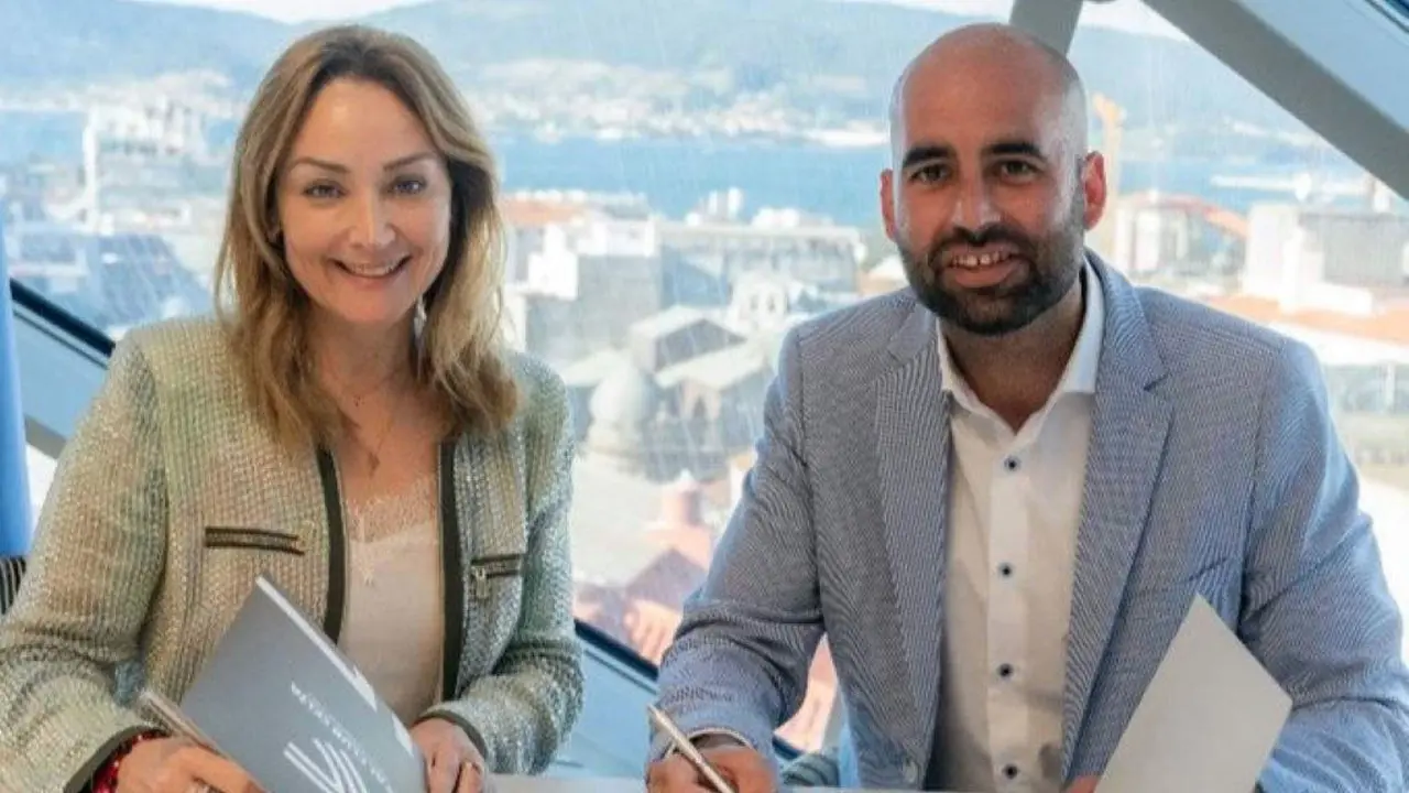 A presidenta celeste, Mari&aacute;n Mouri&ntilde;o, con Claudio Gir&aacute;ldez no alto da sede celeste na r&uacute;a Pr&iacute;ncipe. (Foto: RC Celta).