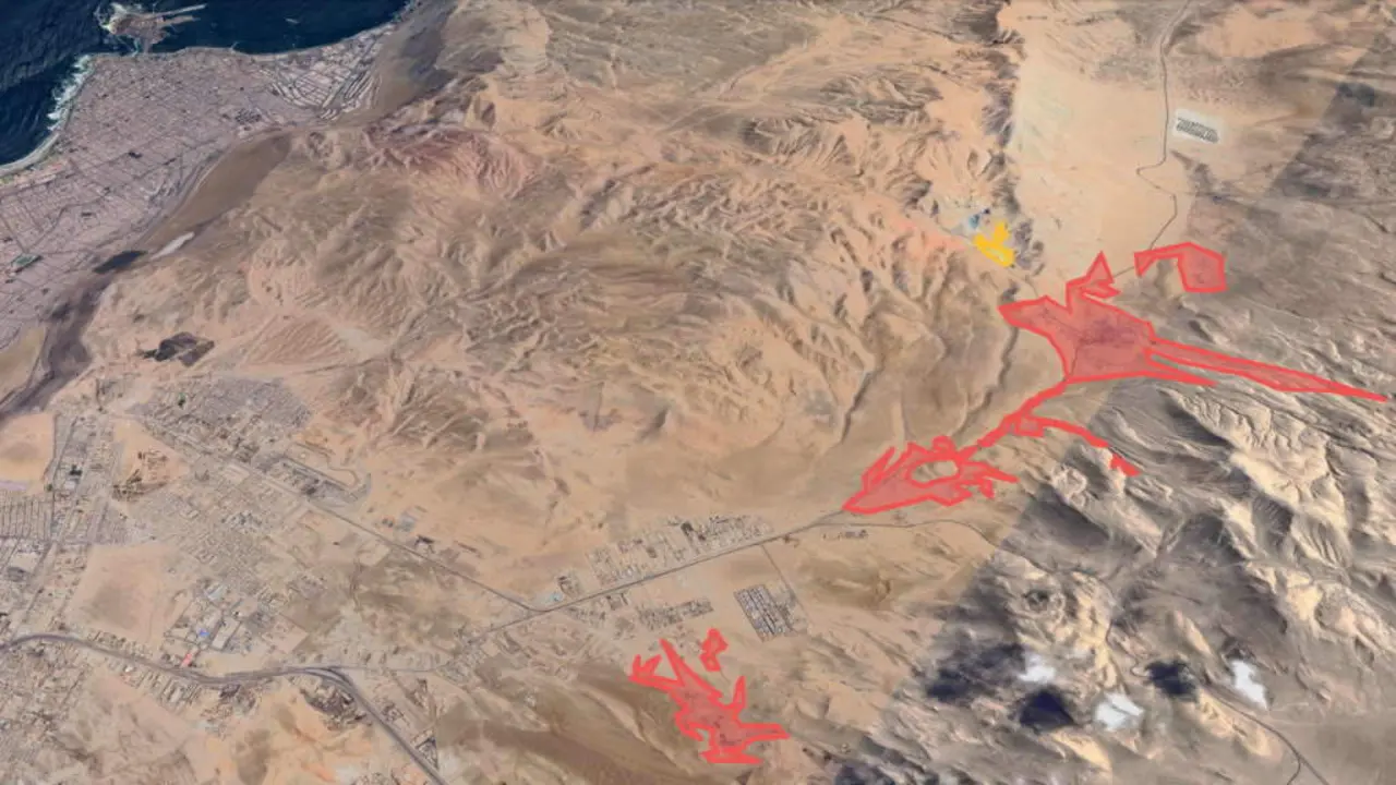 Vista satelital do 'vertedoiro do mundo' en Atacama (Chile). En laranxa, roupa desbotada; en amarelo, &aacute;rea de refugallos que xa se queimaron. (Foto: Susana Trigo / Google Earth).