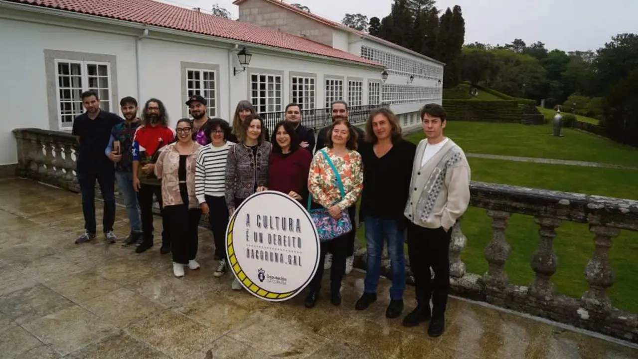Foto de familia das persoas participantes na segunda edici&oacute;n das residencias Mari&ntilde;&aacute;n.