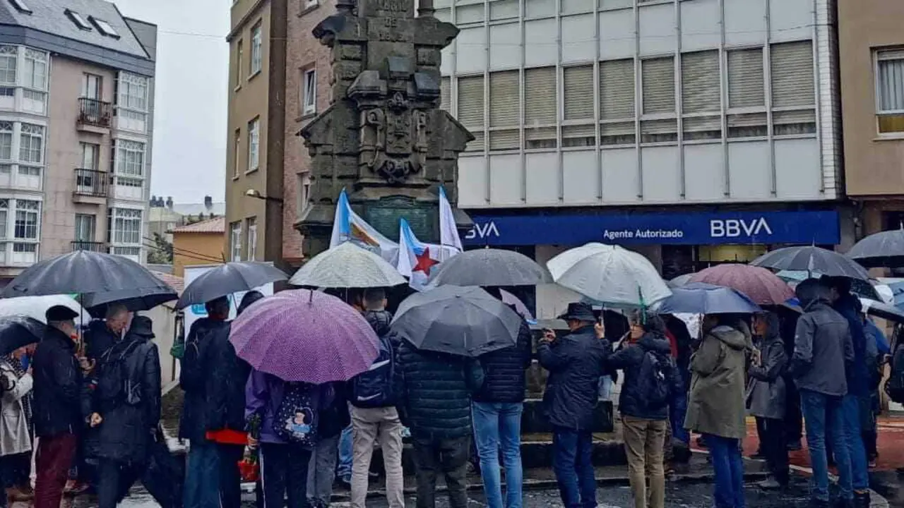 A forte choiva non impediu que numerosas persoas se achegasen at&eacute; o acto. (Foto: V&iacute;a Galega).