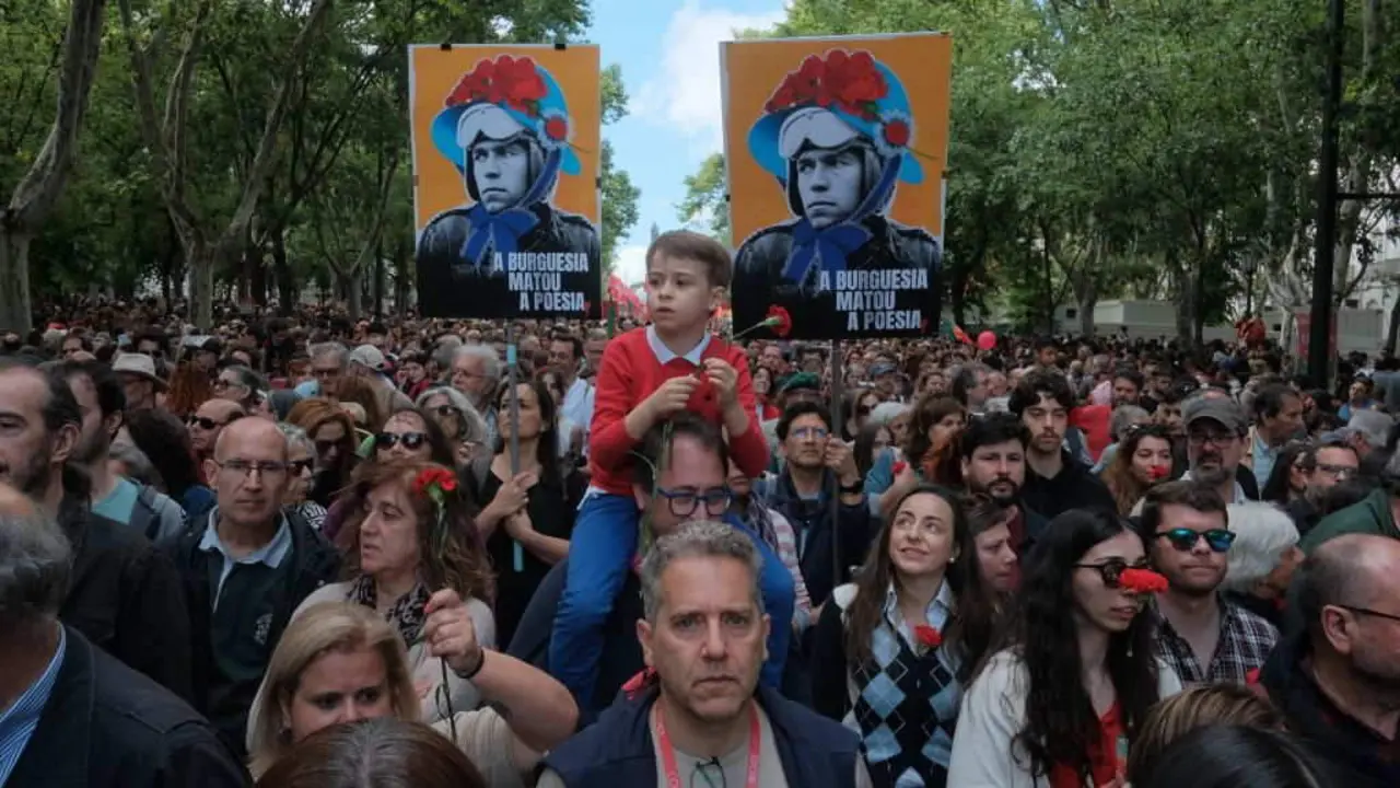 Conmemoraci&oacute;n do 50 aniversario da Revolu&ccedil;&atilde;o dos Cravos en Lisboa, Portugal, o pasado 25 de abril. (Foto: Europa Press / Contacto / Joao Daniel Pereira).