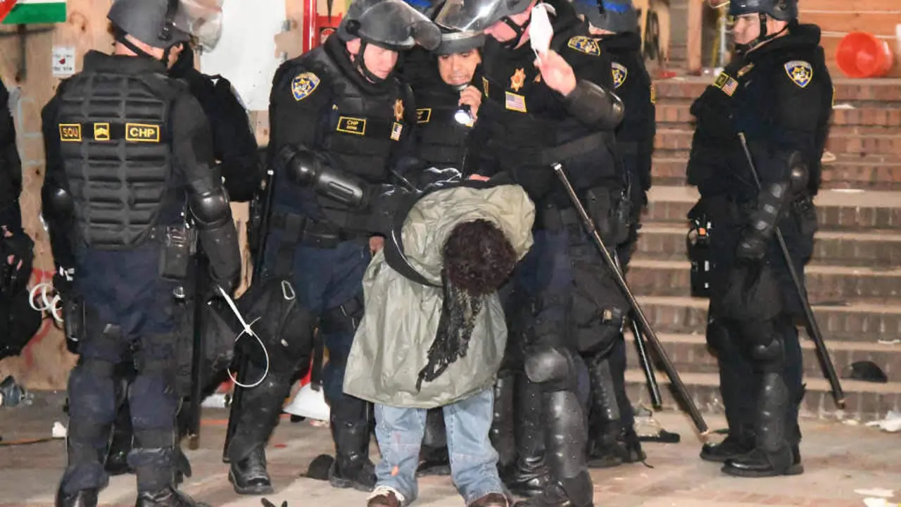 Arresto durante a represi&oacute;n policial contra o campamento pro palestino na Universidade de California nos &Aacute;nxeles (UCLA), a quinta feira. (Foto: Gene Blevins / Zuma Press v&iacute;a Europa Press)