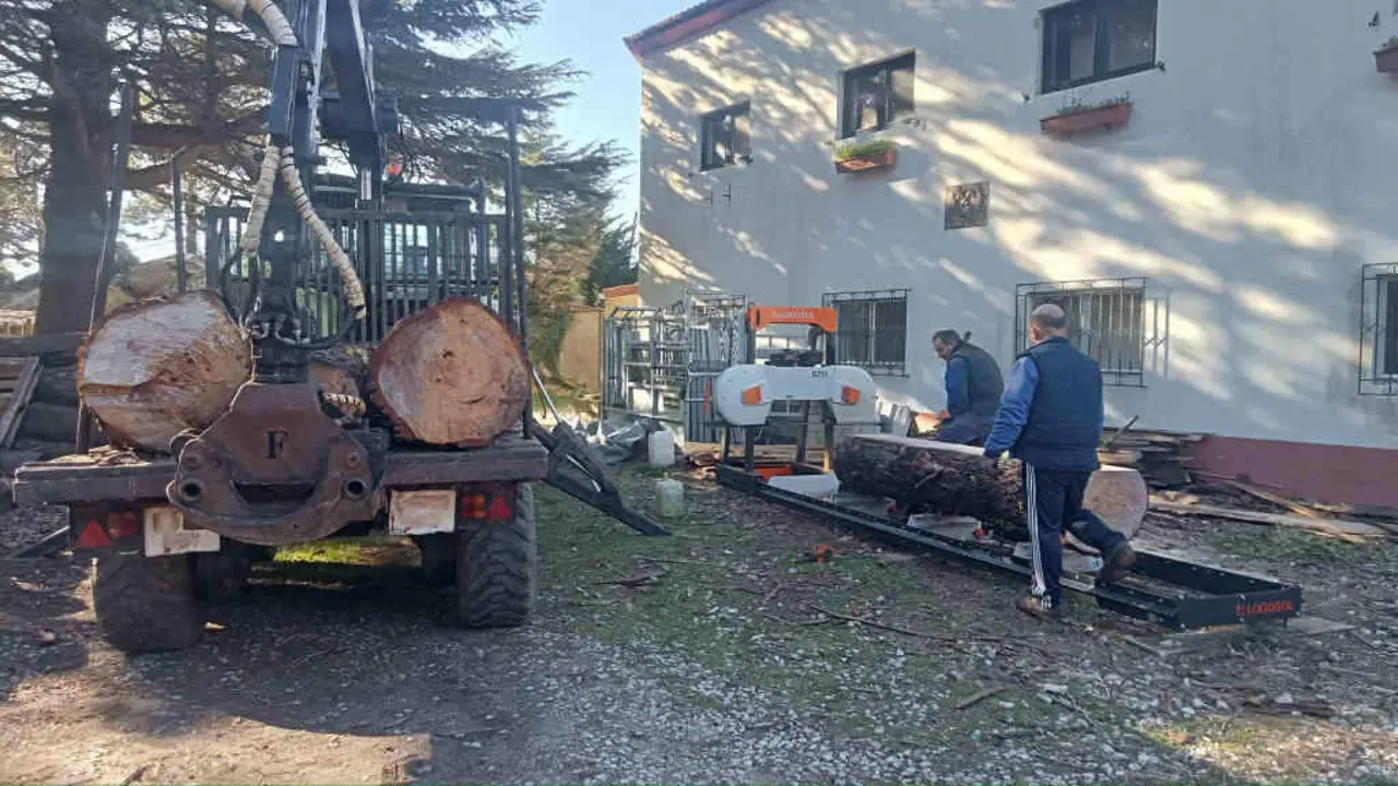 Operarios traballando no aserradoiro da Comunidade de Montes de Baro&ntilde;a, Porto do Son, O Barbanza (Foto: Comunidade de Montes de Baro&ntilde;a).