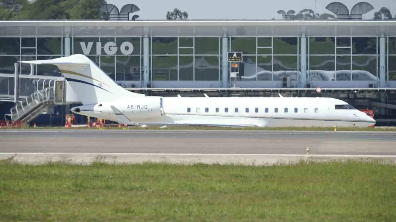 Un avi&oacute;n no aeroporto de Vigo (Foto: Javier V&aacute;zquez / Europa Press).