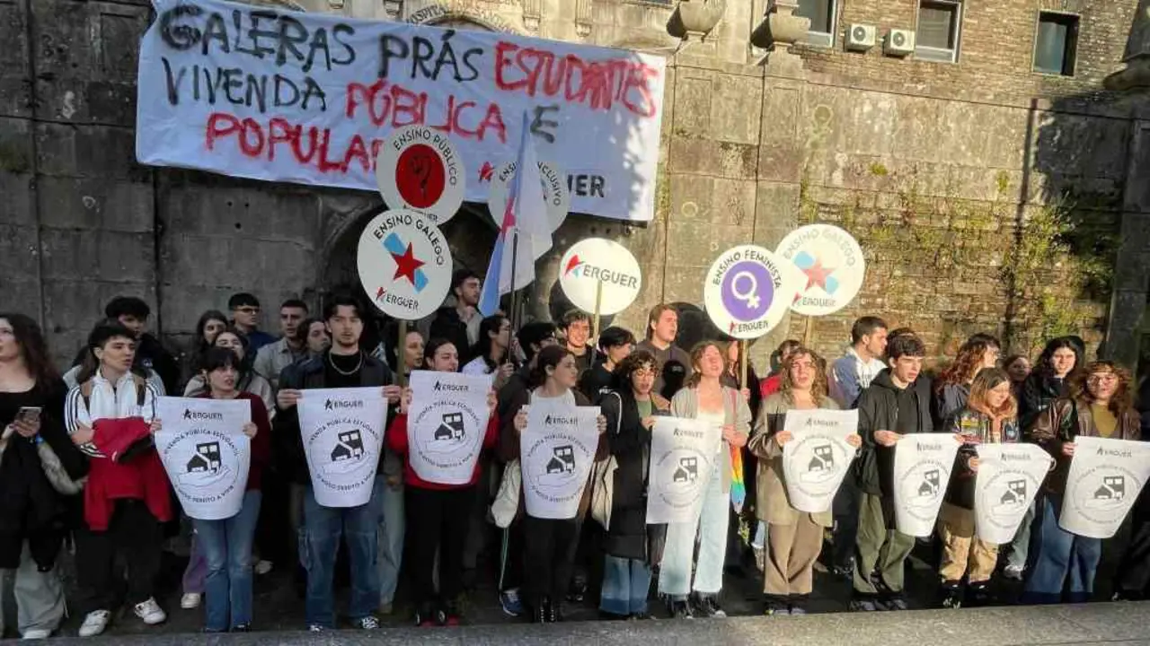 Concentraci&oacute;n de Erguer esta segunda feira (Foto: N&oacute;s Diario).