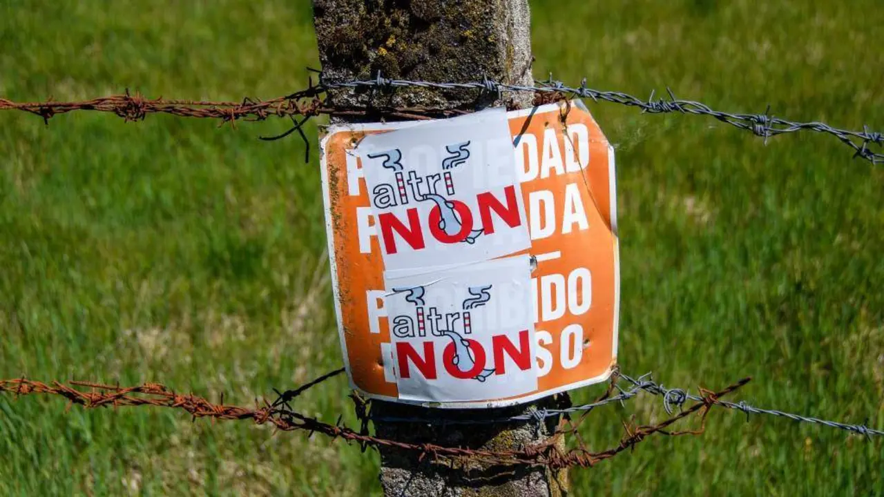 Carteis en contra de Altri en Palas de Rei. (Foto: N&oacute;s Diario)