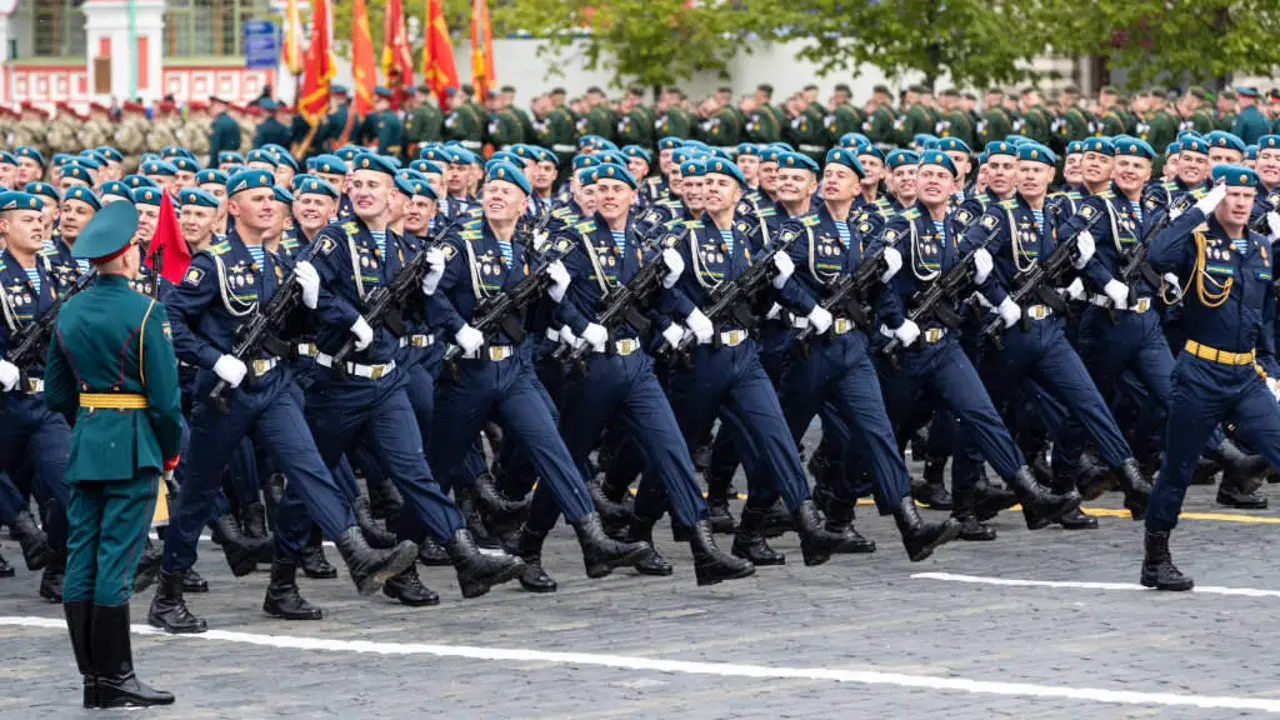 Soldados rusos marcharon o 9 de maio de 2024 no desfile do D&iacute;a da Vitoria. (Foto: Bai Xueqi / Xinhua News / ContactoPhoto)