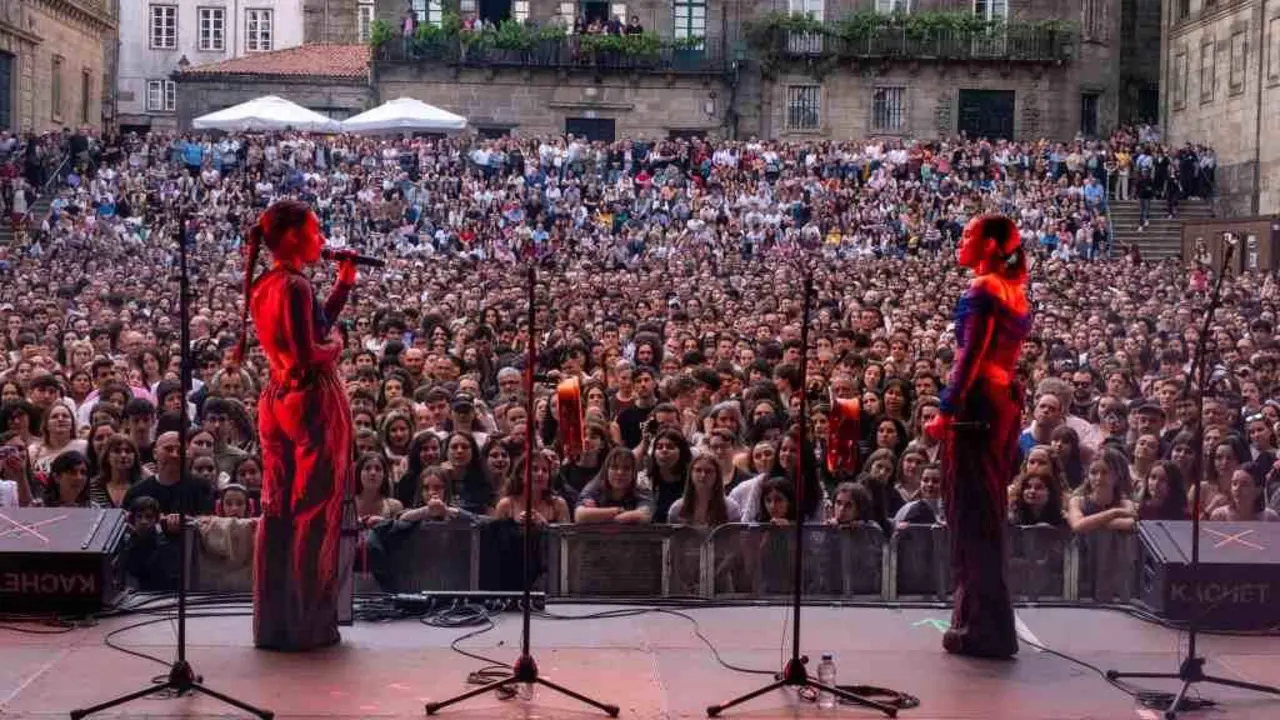 Unha ateigada praza da Quintana de Compostela recibiu as Fillas de Cassandra na Ascensi&oacute;n este ano. (Foto: Arxina).