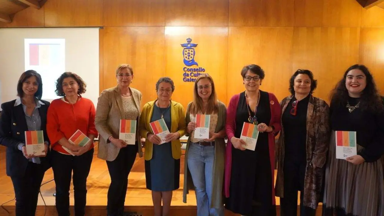 De esquerda a dereita, Cristina Mart&iacute;nez, Victoria Rey, Carme Ad&aacute;n, Rosario &Aacute;lvarez, Bel&eacute;n Pu&ntilde;al, Concha Fern&aacute;ndez, Laura Seara e Ana G. Liste, esta segunda feira no CCG. (Foto: N&oacute;s Diario)