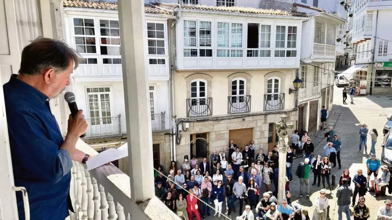 O escritor Suso de Toro foi quen lembrou Ramiro Fonte no cortexo do ano pasado. (Foto: N&oacute;s Diario)