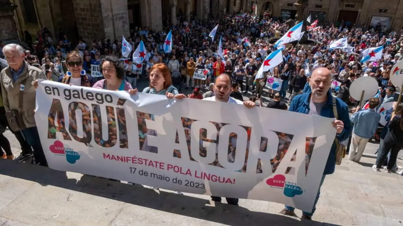 Manifestaci&oacute;n pola lingua de Queremos Galego o 17 de maio de 2023 na praza de Prater&iacute;as de Compostela. (Foto: Arxina).
