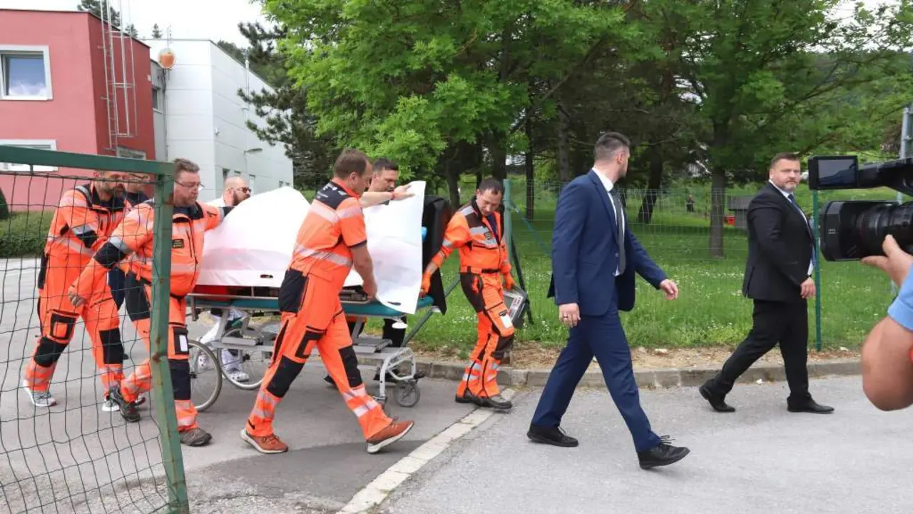 Sanitarios trasladando esta cuarta feira ao hospital o primeiro ministro de Eslovaquia, Robert Fico, ap&oacute;s ser v&iacute;tima dun atentado. (Foto: Jan Krosl&aacute;k / TASR / DPA v&iacute;a Europa Press)