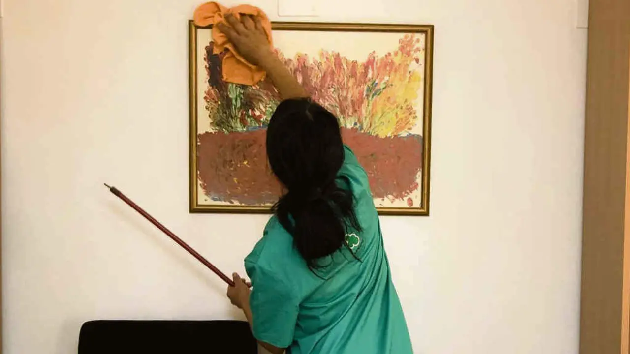 Unha traballadora do fogar 
limpando nunha vivenda. (Foto: N&oacute;s Diario)