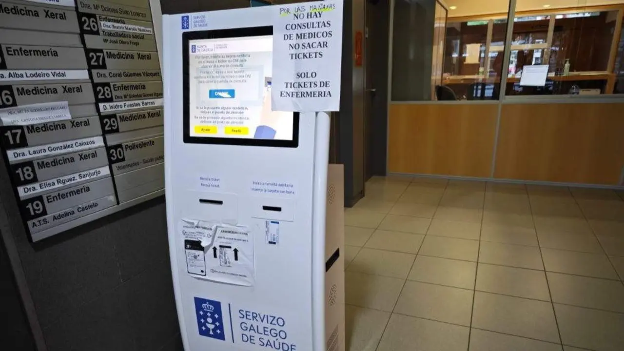 M&aacute;quina do centro de sa&uacute;de de Viveiro (A Marti&ntilde;a) o pasado mes de novembro cun cartel que advert&iacute;a da ausencia de persoal m&eacute;dico. (Foto N&oacute;s Diario). 